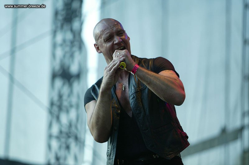 Bild eines Mitglieds der Band Primal Fear beim Live Auftritt auf dem Summer Breeze 2003.